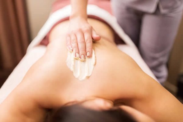 Behandelen met massage en crèmes